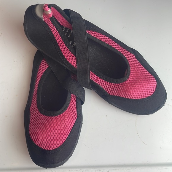 Water shoes pink black slip on strap beach pool boat vacation women’s size M 7–8 - Picture 1 of 7